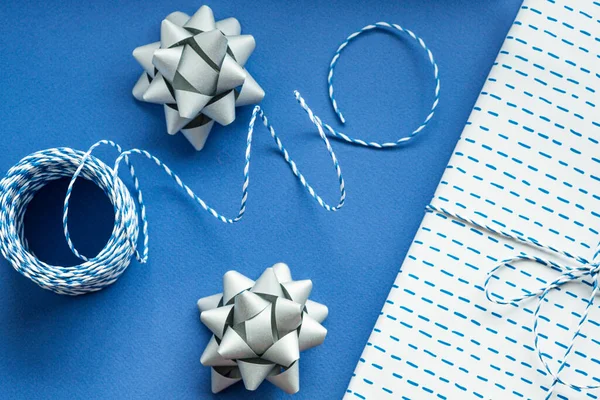 장식용 흰색이 상자에 파란색 선물용 파란색 배경에 장식하는은 크리스마스 — 스톡 사진