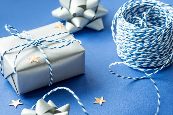 Cadeauverpakking Zilveren Strikjes Voor Cadeaudecoratie Blauw Koord Cadeau Een Witte — Stockfoto