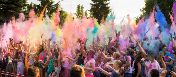 Jung People Throwing Coloured Powder Air Creating Bright Scenery Heads — Stock Photo, Image