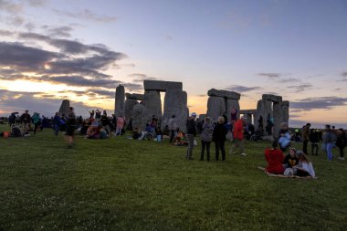 Stonehenge İngiltere'de yaz gündönümü zevk insanlar. Salisbury, İngiltere, Haziran 2018