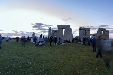 Stonehenge İngiltere'de yaz gündönümü zevk insanlar. Salisbury, İngiltere, Haziran 2018