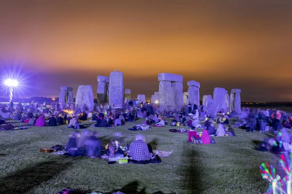 Stonehenge İngiltere'de yaz gündönümü zevk insanlar. Salisbury, İngiltere, Haziran 2018