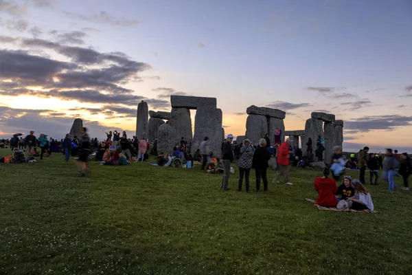 Stonehenge İngiltere'de yaz gündönümü zevk insanlar. Salisbury, İngiltere, Haziran 2018
