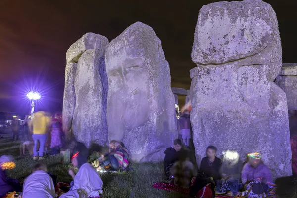 Stonehenge İngiltere'de yaz gündönümü zevk insanlar. Salisbury, İngiltere, Haziran 2018