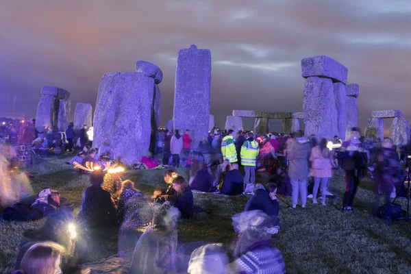 Stonehenge İngiltere'de yaz gündönümü zevk insanlar. Salisbury, İngiltere, Haziran 2018
