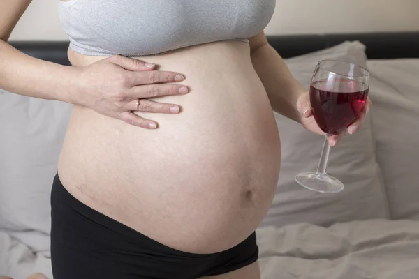妊娠中の女性がアルコールを飲む — ストック写真