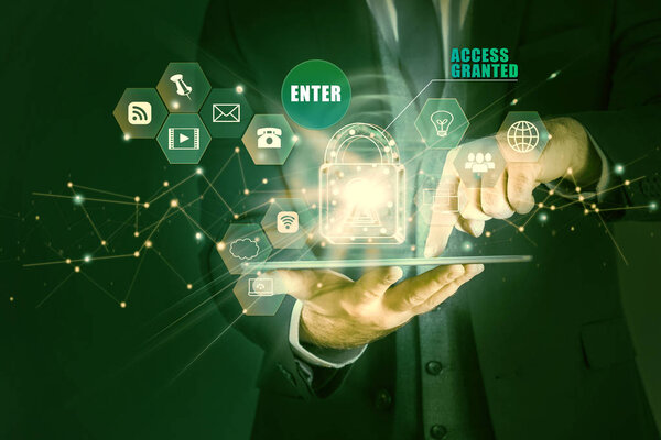 Бизнесмен, держащий планшет с голограммой концепции данных
 