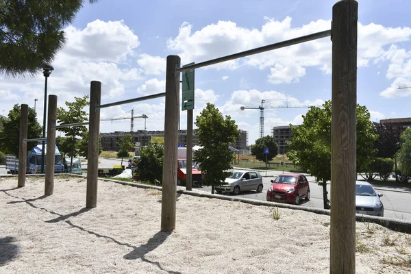 Genel bir park alanında jimnastik
