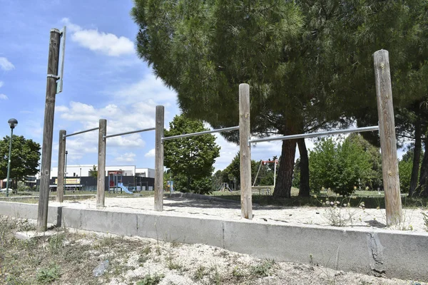 Genel bir park alanında jimnastik