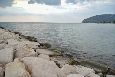 Bulutlu gökyüzü ile sabaha Mattinata deniz manzarası