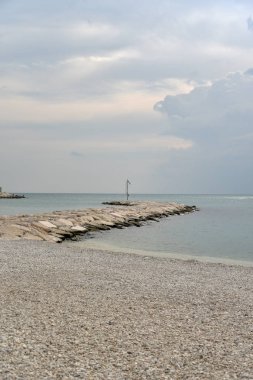 Mattinata deniz manzarası panorama sabah bulutlu gökyüzü ile tarafından 