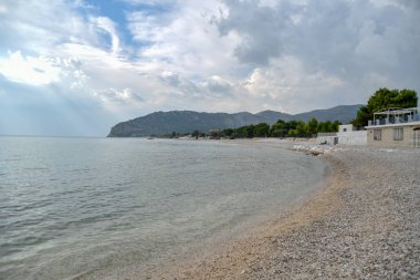 Mattinata deniz manzarası panorama sabah bulutlu gökyüzü ile tarafından 