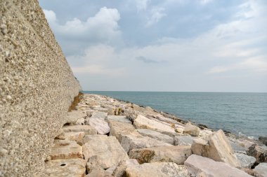 Mattinata deniz manzarası panorama sabah bulutlu gökyüzü ile tarafından 