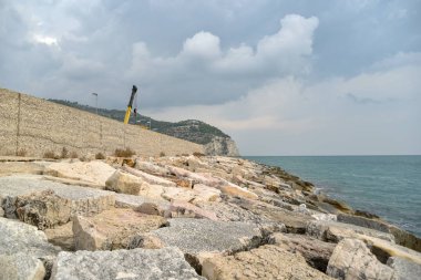 Mattinata deniz manzarası panorama sabah bulutlu gökyüzü ile tarafından 