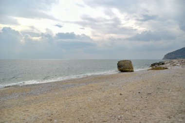 Mattinata deniz manzarası panorama sabah bulutlu gökyüzü ile tarafından 
