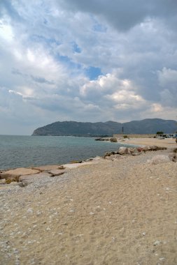 Mattinata deniz manzarası panorama sabah bulutlu gökyüzü ile tarafından 