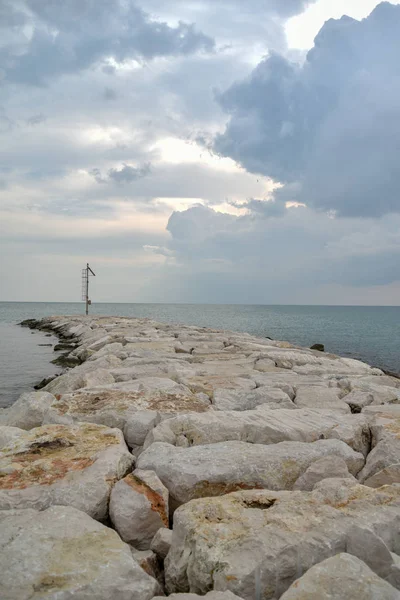 Mattinata Seascape Panorama Morgonen Med Mulen Himmel — Stockfoto