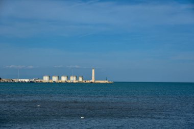 Güneşli bir sabah, Barletta deniz manzarası