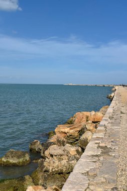 Güneşli bir sabah, Barletta deniz manzarası