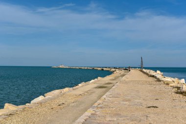 Güneşli bir sabah, Barletta deniz manzarası