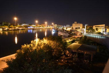Köprü ve nehir ile gece Pescara silueti, Abruzzo, İtalya