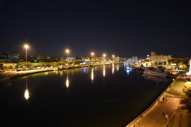 Köprü ve nehir ile gece Pescara silueti, Abruzzo, İtalya