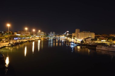 Köprü ve nehir ile gece Pescara silueti, Abruzzo, İtalya
