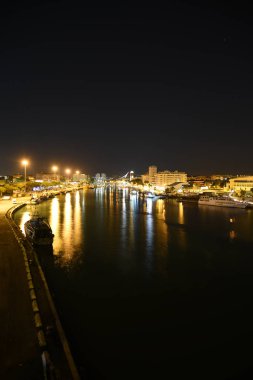 Köprü ve nehir ile gece Pescara silueti, Abruzzo, İtalya