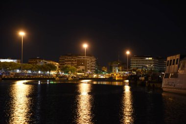 Köprü ve nehir ile gece Pescara silueti, Abruzzo, İtalya