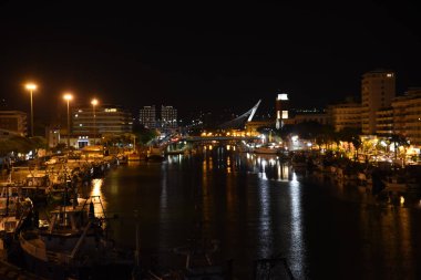 Köprü ve nehir ile gece Pescara silueti, Abruzzo, İtalya