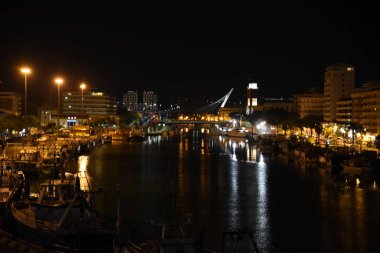 Köprü ve nehir ile gece Pescara silueti, Abruzzo, İtalya