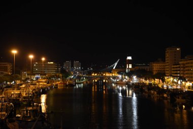 Köprü ve nehir ile gece Pescara silueti, Abruzzo, İtalya