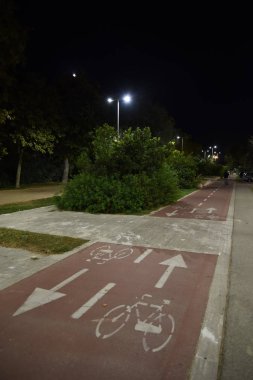 Gece şehirde gece bisiklet yolu 