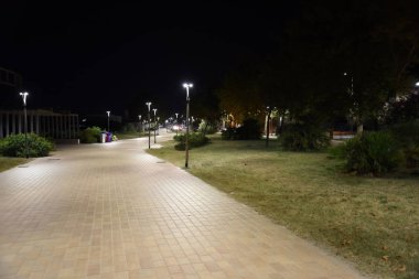 Yaz aylarında şehirde Gece kamu alanı