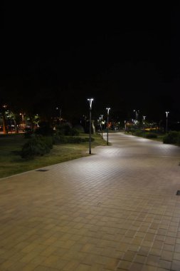 Yaz aylarında şehirde Gece kamu alanı