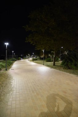 Yaz aylarında şehirde Gece kamu alanı