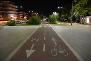 Gece şehirde gece bisiklet yolu 