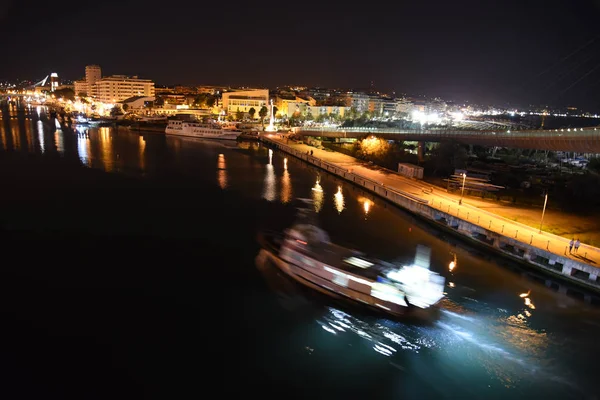 Köprü ve nehir ile gece Pescara silueti, Abruzzo, İtalya