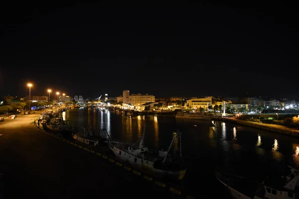 佩斯卡拉天际线的夜晚与桥梁和河流 阿布鲁佐 意大利 — 图库照片
