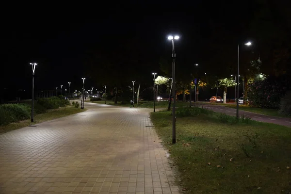 Yaz aylarında şehirde Gece kamu alanı