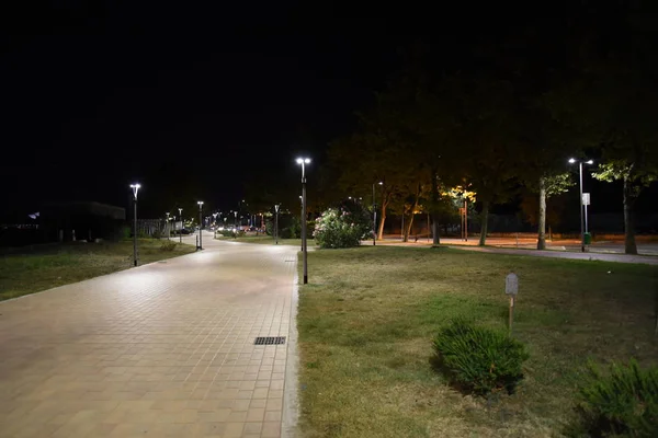 Yaz aylarında şehirde Gece kamu alanı