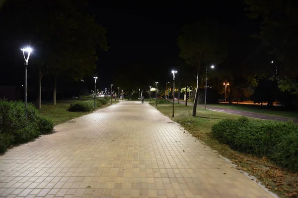 Yaz aylarında şehirde Gece kamu alanı