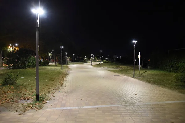 Yaz aylarında şehirde Gece kamu alanı