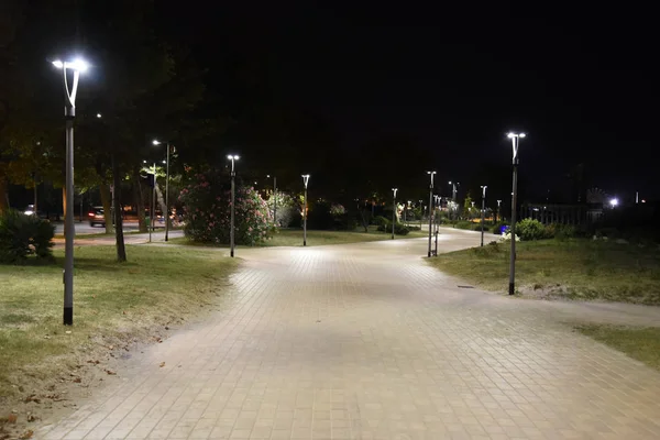 Yaz aylarında şehirde Gece kamu alanı