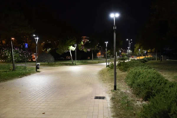 Yaz aylarında şehirde Gece kamu alanı