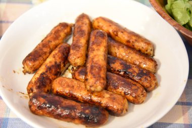 Beyaz tabakta kızarmış sosis, yaklaşın.