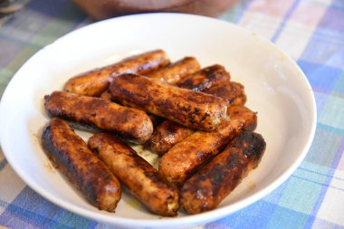 Beyaz tabakta kızarmış sosis, yaklaşın.