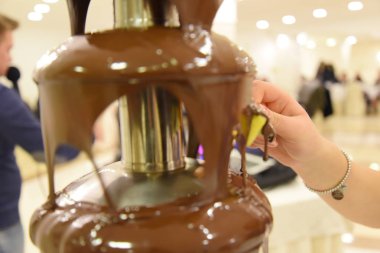 Lezzetli çikolata şelalesine yakın.