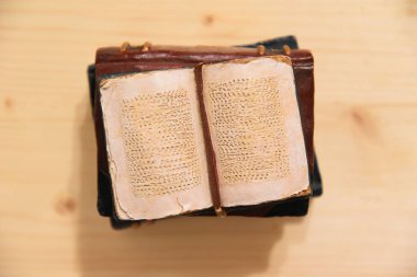 Ahşap zemin üzerine eski bir kitap 