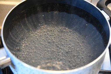  Tavada kaynar su var.